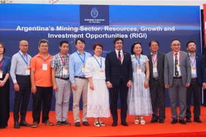 Ông Francisco Franco Martínez, Trưởng phòng Thương mại và Đầu tư của Đại sứ quán Argentina tại Việt Nam, chụp ảnh lưu niệm cùng các đại biểu khách mời. (Ảnh: KHẮC KIÊN)