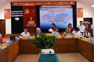 Các đại biểu đại diện các Ủy ban Quốc gia cùng nhau ký kết Biên bản ghi nhớ. (Ảnh: MINH SƠN)