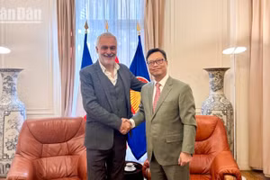 Đại sứ Trịnh Đức Hải khẳng định, thắng lợi của Đảng Cộng sản Pháp tại các địa bàn trọng yếu thể hiện sự ủng hộ vững chắc của quần chúng nhân dân đối với Đảng. (Ảnh: MINH DUY)