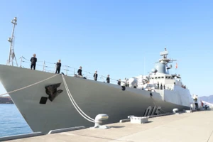 Tàu 015-Trần Hưng Đạo neo tại cảng Kure.