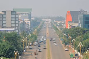 Nhiều địa phương của Lào ghi nhận chỉ số bụi mịn PM2.5 vượt chuẩn trong nhiều ngày, ảnh hưởng sức khỏe, đời sống của người dân. (Ảnh: DUY TOÀN)