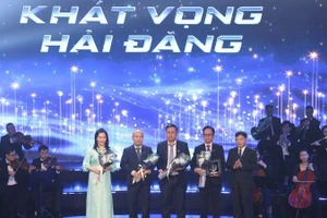 Các nhà khoa học tham dự chương trình.