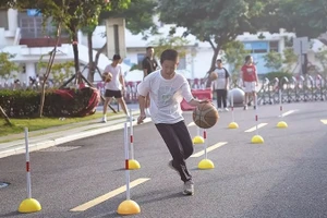 Học sinh tập luyện bóng rổ. (Ảnh: Sohu.com)