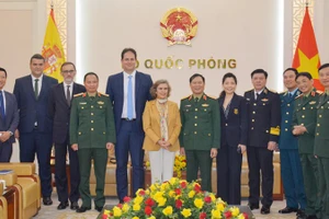 Các đại biểu tại buổi tiếp.