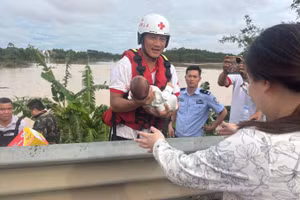 Nhân viên cứu trợ hỗ trợ người dân sơ tán ở huyện Tân Dương, thành phố Nam Ninh. (Ảnh: Tân Hoa xã)