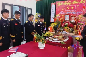 Cán bộ, chiến sĩ các cơ quan, đơn vị thi mâm cơm tất niên.