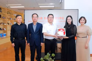 Đại diện phía Việt Nam trao quà lưu niệm cho Nhật báo Vân Nam. (Ảnh: YICC)