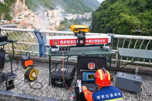 Nhân viên đang dùng thiết bị chuyên dụng kiểm tra tính ổn định của núi. (Ảnh: Tân Hoa xã)