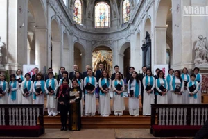 Dàn hợp ca Quê Hương tự hào mang những giai điệu hợp xướng cổ điển và nhạc cách mạng Việt Nam đến với công chúng quốc tế. (Ảnh: MINH DUY)