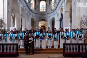 Dàn hợp ca Quê Hương tự hào mang những giai điệu hợp xướng cổ điển và nhạc cách mạng Việt Nam đến với công chúng quốc tế. (Ảnh: MINH DUY)