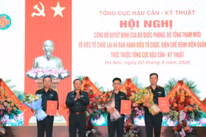 Thiếu tướng Phùng Ngọc Sơn, Phó Chủ nhiệm kiêm Tham mưu trưởng Tổng cục Hậu cần-Kỹ thuật trao quyết định điều động, bổ nhiệm cán bộ.