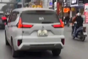 Xe ô tô gắn đèn Led có dòng chữ xúc phạm lực lượng Công an.