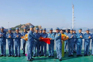 Lãnh đạo Lữ đoàn 189 chúc mừng Tàu 186-Đà Nẵng hoàn thành xuất sắc nhiệm vụ đi biển.