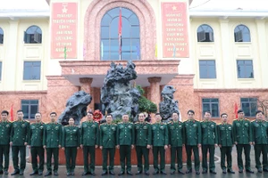 Đoàn công tác của Quân ủy Trung ương, Bộ Quốc phòng cùng lãnh đạo, chỉ huy, cán bộ Bệnh viện Quân y 105.