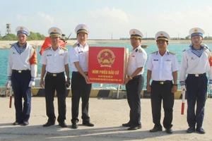 Chỉ huy đảo Song Tử Tây nhận bàn giao hòm phiếu từ đoàn công tác.