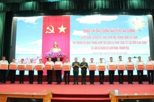 Đại tướng Nguyễn Tân Cương và Thượng tướng Trương Thiên Tô tặng quà các đơn vị.