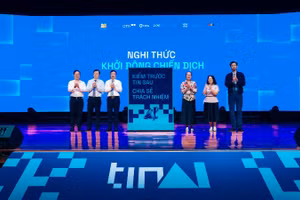 Đại diện Ban tổ chức thực hiện nghi thức khởi động Chiến dịch TinAI? 