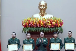Trung tướng Vũ Trung Kiên, Tư lệnh Bộ đội Biên phòng trao Bằng khen tặng các tập thể có thành tích xuất sắc trong thực hiện nhiệm vụ.
