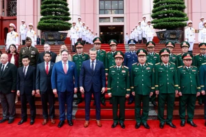 Bộ trưởng Phan Văn Giang và Bộ trưởng Pete Hegseth cùng các thành viên hai đoàn tại lễ đón.