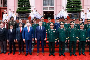 Bộ trưởng Phan Văn Giang và Bộ trưởng Pete Hegseth cùng các thành viên hai đoàn tại lễ đón.