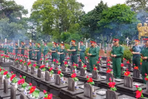 Tuổi trẻ Lữ đoàn 132 dâng hương tại Nghĩa trang Liệt sĩ phường Pleiku, Gia Lai.