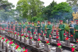 Tuổi trẻ Lữ đoàn 132 dâng hương tại Nghĩa trang Liệt sĩ phường Pleiku, Gia Lai.