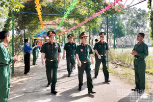 Đoàn công tác tham quan doanh trại Trung đoàn bộ binh 66.