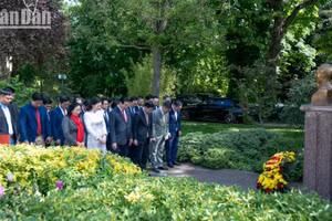 Lễ dâng hoa trước tượng Chủ tịch Hồ Chí Minh ở Pháp nhân dịp kỷ niệm 51 năm Ngày giải phóng miền nam, thống nhất đất nước.