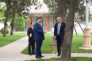Tổng Bí thư, Chủ tịch Trung Quốc Tập Cận Bình và Tổng thống Donald Trump đi dạo và trao đổi thân mật trong khuôn viên Trung Nam Hải ở thủ đô Bắc Kinh sáng 15/5. (Ảnh: Tân Hoa xã)