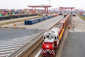 Tàu hàng liên vận chở phụ kiện pin năng lượng mặt trời, link kiện ô-tô xuất phát từ cảng Lô Triều, Thượng Hải, Trung Quốc. (Ảnh: Tân Hoa xã)