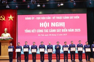 Thủ trưởng Cục Hậu cần-Kỹ thuật trao thưởng cho các tập thể, cá nhân có thành tích xuất sắc trong phong trào thi đua Quyết thắng năm 2025.