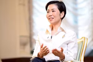 Bà Rachada Dhnadirek thông báo về các biện pháp hỗ trợ người dân và doanh nghiệp. (Ảnh: VĂN PHÒNG THỦ TƯỚNG THÁI LAN)