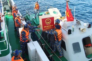 Vượt qua hàng trăm hải lý, hòm phiếu và vật chất bảo đảm đã được vận chuyển an toàn, bàn giao cho các tổ bầu cử trên các đảo.