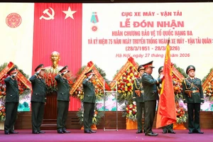 Thừa ủy quyền của Chủ tịch nước, Thượng tướng Nguyễn Văn Hiền trao Huân chương Bảo vệ Tổ quốc hạng Ba tặng Cục Xe máy-Vận tải. 