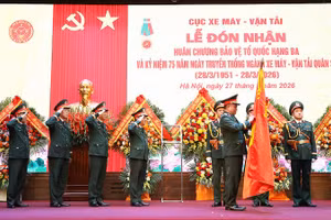 Thừa ủy quyền của Chủ tịch nước, Thượng tướng Nguyễn Văn Hiền trao Huân chương Bảo vệ Tổ quốc hạng Ba tặng Cục Xe máy-Vận tải. 