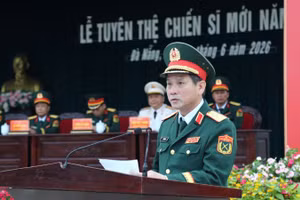 Trung tướng Lê Ngọc Hải, Ủy viên Trung ương Đảng, Tư lệnh Quân khu 5 phát biểu chỉ đạo tại Lễ tuyên thệ chiến sĩ mới của Trung đoàn 143 (Sư đoàn 315). 