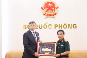 Đại tướng Phan Văn Giang và Thứ trưởng Ngoại giao Hoa Kỳ Christopher Landau trao tặng quà lưu niệm. 