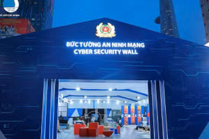 Toàn cảnh phân khu trải nghiệm tương tác “Bức tường an ninh mạng” tại phố đi bộ Nguyễn Huệ (Ảnh: A05)
