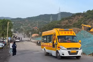 Lực lượng cứu hộ tại hiện trường vụ tai nạn. (Ảnh: Tân Hoa xã)