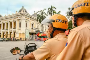 Tổ công tác Đội Cảnh sát giao thông số 1 làm nhiệm vụ tại khu vực Nhà hát lớn, sáng 6/7.