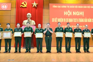 Đại tướng Nguyễn Trọng Nghĩa trao thưởng các tập thể, cá nhân tiêu biểu. 