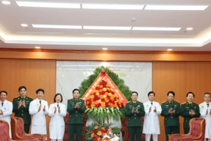 Thượng tướng Nguyễn Văn Gấu, Ủy viên Trung ương Đảng, Ủy viên Quân ủy Trung ương, Thứ trưởng Quốc phòng tặng hoa chúc mừng tập thể Bệnh viện Quân y 103.