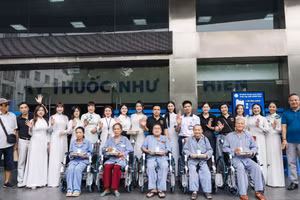 Ban tổ chức trao tặng 5 xe lăn hỗ trợ công tác di chuyển, điều trị cho các bệnh nhân có hoàn cảnh khó khăn tại bệnh viện.