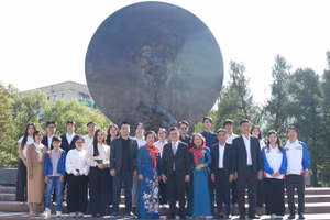 Đoàn công tác Báo Nhân Dân chụp ảnh lưu niệm tại Tượng đài Chủ tịch Hồ Chí Minh ở Thủ đô Moskva. (Ảnh: THANH THỂ)