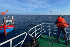 Thả dây neo tàu, để các cử tri tàu cá lên tàu TS-04 thực hiện bầu cử.