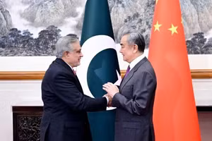 Ông Vương Nghị trong cuộc gặp với người đồng cấp Pakistan Mohammad Ishaq Dar ở thủ đô Bắc Kinh. (Ảnh: Bộ Ngoại giao Trung Quốc)