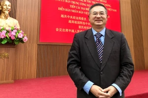 Giáo sư Thành Hán Bình tham dự cuộc tiếp của đồng chí Bùi Thị Minh Hoài, Chủ tịch Ủy ban Trung ương Mặt trận Tổ quốc Việt Nam với Đoàn đại biểu tham dự Diễn đàn Nhân dân Việt-Trung lần thứ 13. (Ảnh do nhân vật cung cấp)