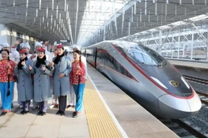 Nhân viên đường sắt và diễn viên chụp ảnh lưu niệm tại ga Diên An ngày 26/12. (Ảnh: China Daily)