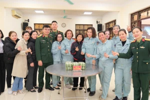 Hội thi gói bánh chưng với chủ đề "Bánh chưng xanh-Tết đoàn viên" tại Đoàn 195.