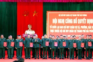 Trao quyết định bổ nhiệm Chỉ huy trưởng Ban Chỉ huy quân sự các xã, phường, đặc khu thuộc Bộ Chỉ huy quân sự thành phố Hải Phòng.